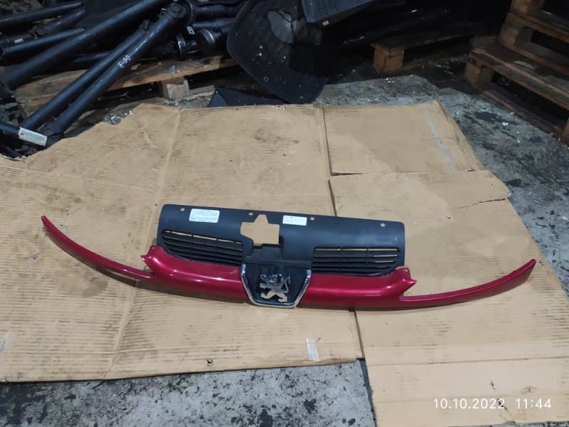 Решетка радиатора PEUGEOT 206 5-DOOR NFU 2006 (б/у)