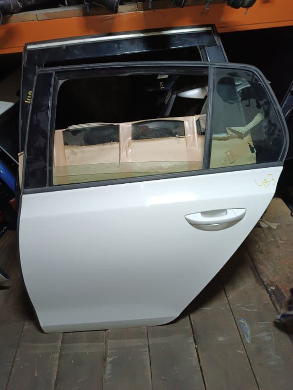 Дверь Volkswagen Golf 5K1 CAX 2011 задн. лев. (б/у)