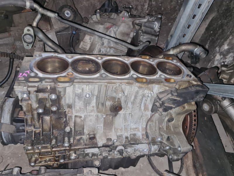 Блок цилиндров VOLVO XC70 SZ B5244T3 2002 (б/у)
