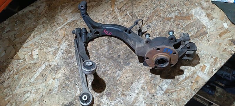 Кулак в сборе со ступицей Audi A6 4B2 ACK 2001 перед. лев. (б/у)