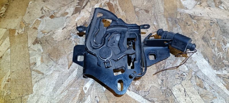Замок капота VOLKSWAGEN PASSAT 3B3 AMX 2002 (б/у)